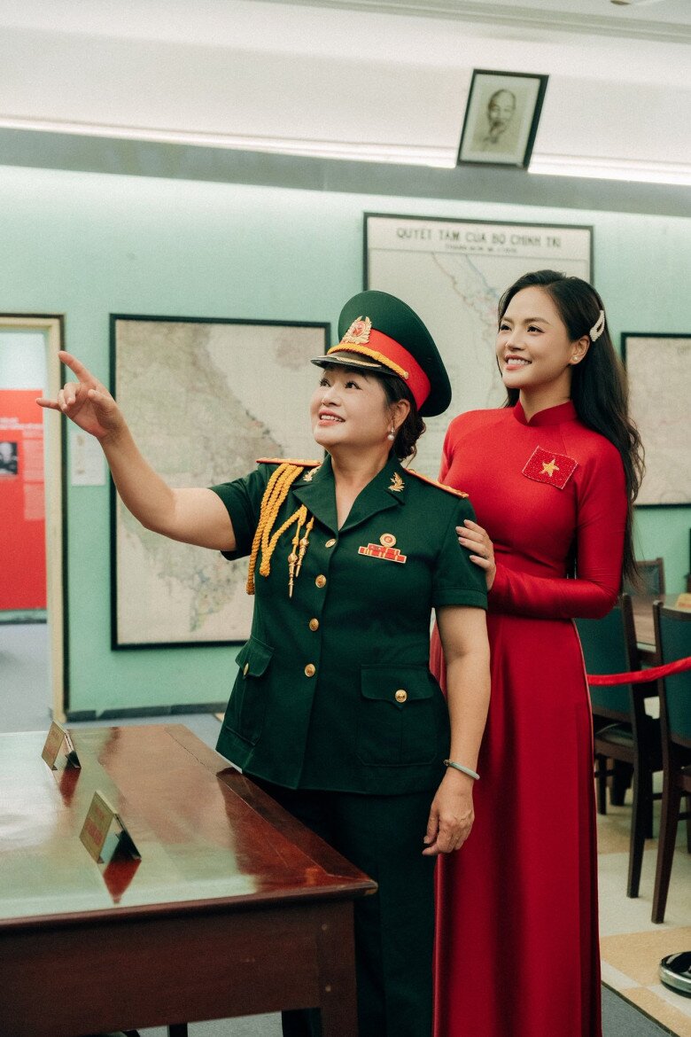 Mẹ của Thu Quỳnh hiếm hoi diện quân phục.