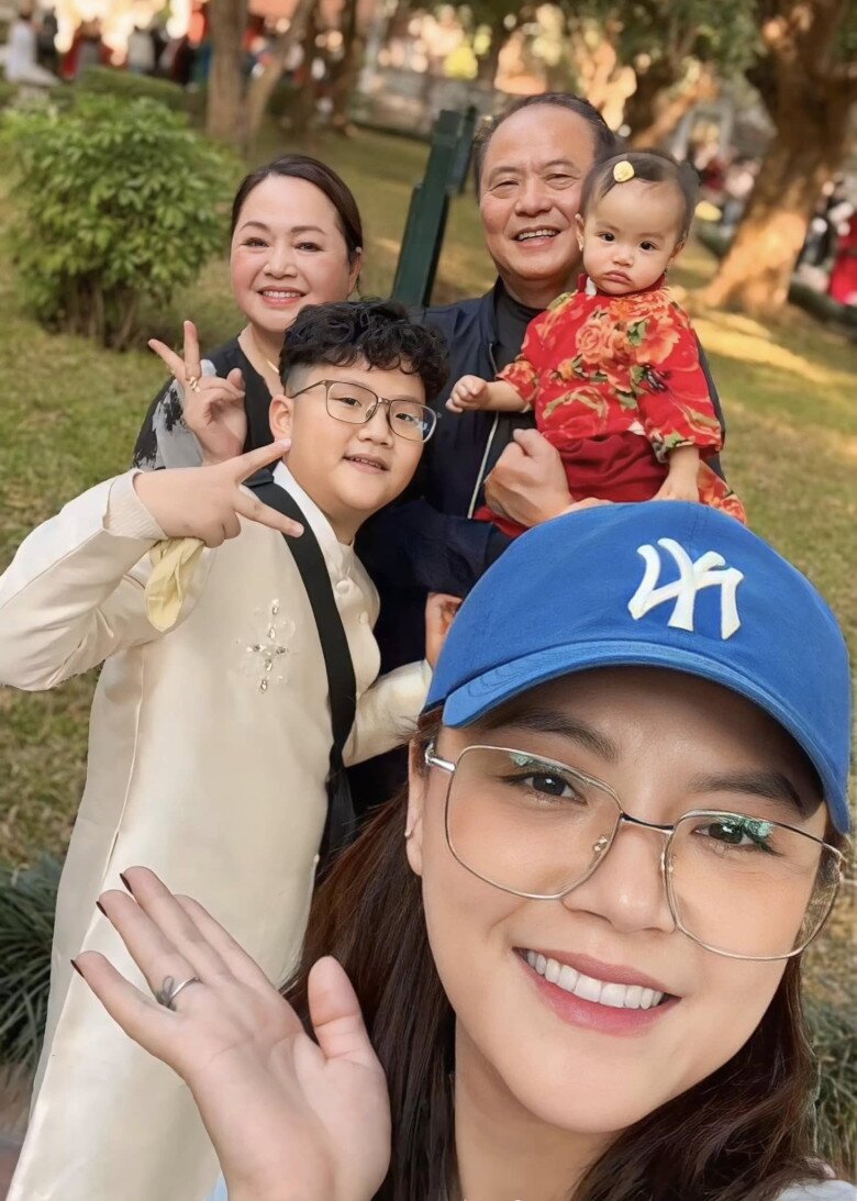 Nữ diễn viên được bố mẹ hỗ trợ chăm sóc 2 con.