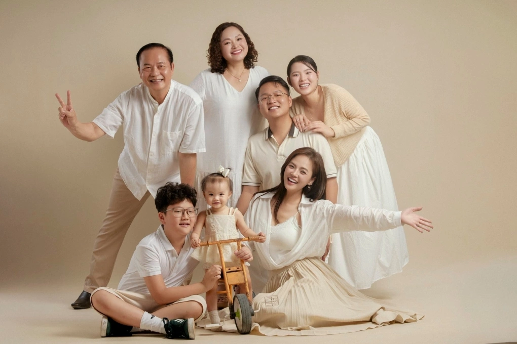 Hơn 30 năm kết hôn, bố mẹ Thu Quỳnh có tổ ấm hạnh phúc bên con cháu.