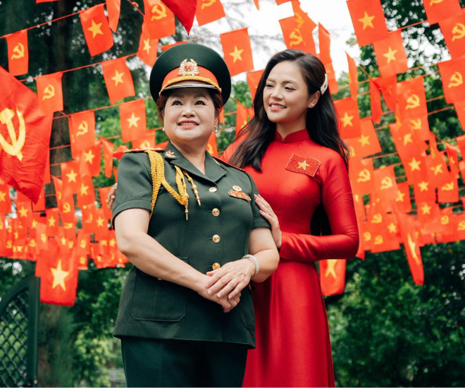 Diễn viên Thu Quỳnh cùng mẹ ruột chụp ảnh kỷ niệm đón lễ 2/9.