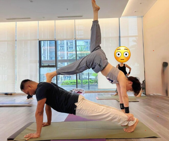NSND Ngọc Huyền khoe thân hình dẻo dai khi tập yoga ở tuổi 63.