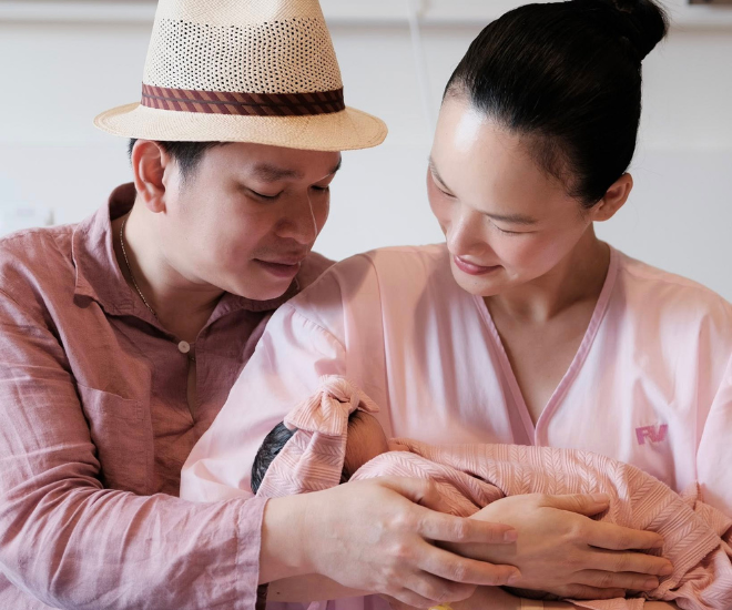 Khoảnh khắc vợ chồng Tuyết Lan bế con đầu lòng.
