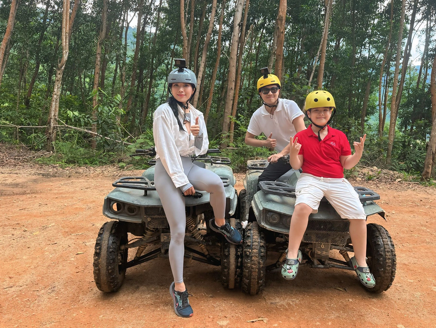 Bé Tin đi chơi cùng bố và mẹ kế tương lai.
