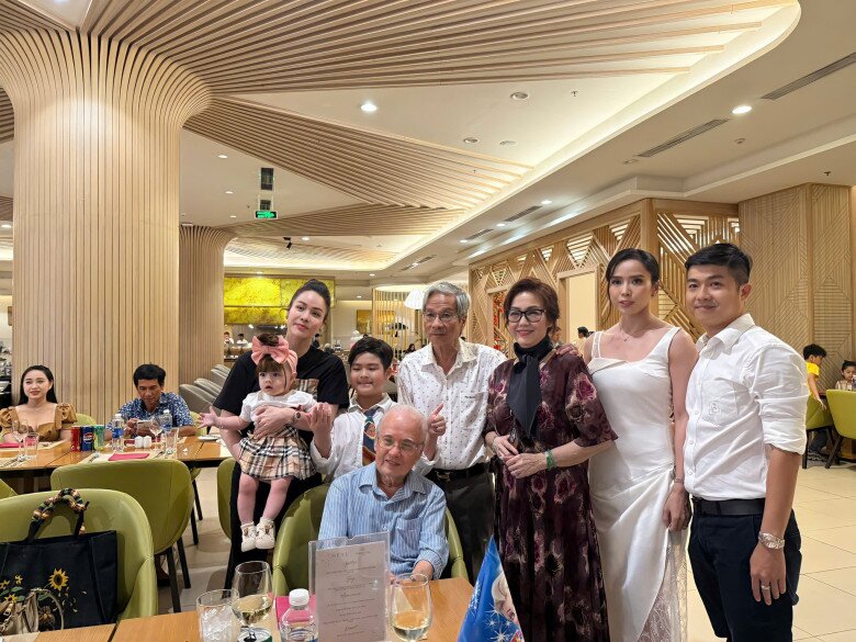 Khoảnh khắc Nhật Kim Anh chung khung hình với doanh nhân Bửu Lộc và Bella Mai.