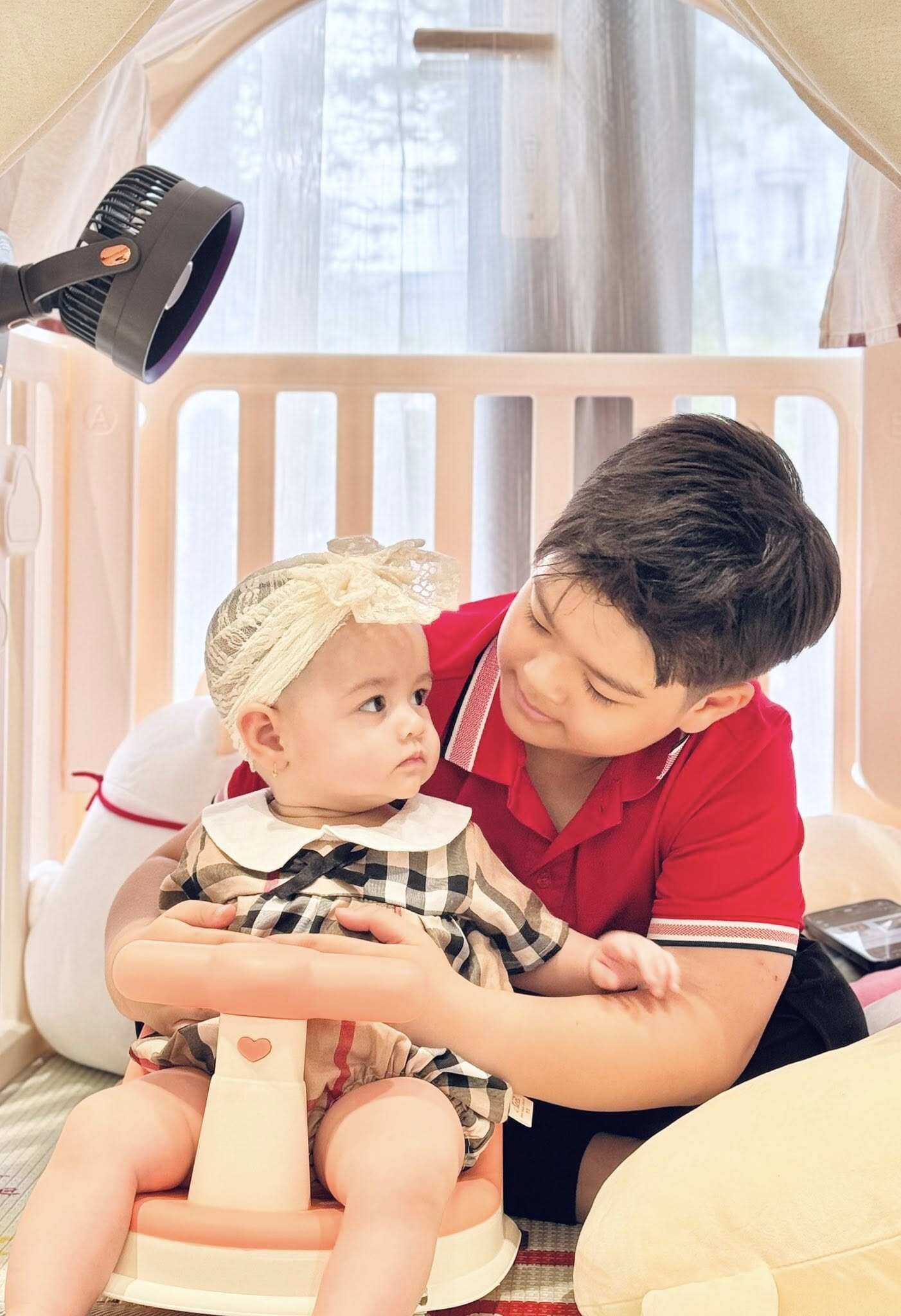 Lên chức anh trai, bé Tin biết yêu thương, nhường nhịn em gái.
