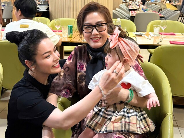 Mẹ chồng cũ của Nhật Kim Anh cười rạng rỡ khi bế bồng bé Julia.
