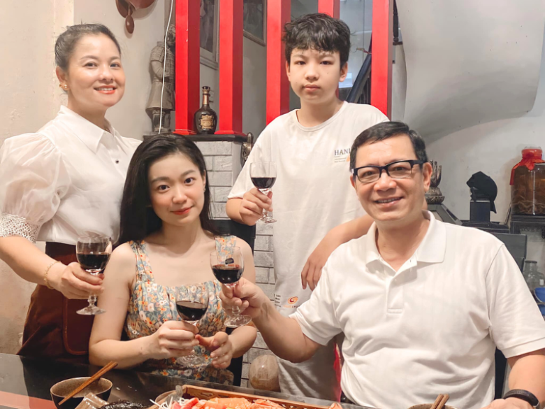 Tổ ấm viên mãn của vợ chồng Thu Quế khiến nhiều người ngưỡng mộ.