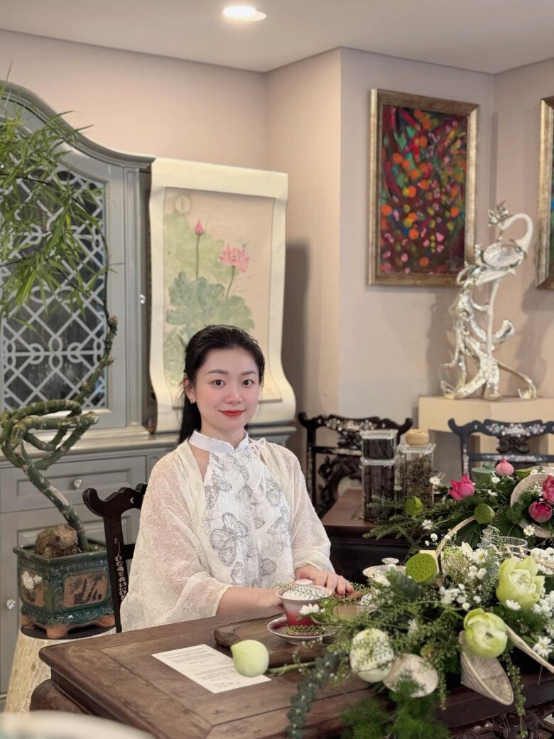 Hà Vi - con gái đầu lòng của NSND Thu Quế sở hữu ngoại hình xinh đẹp.