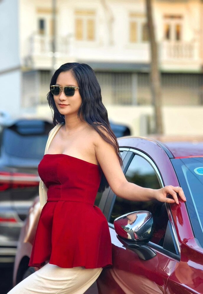 Chân Chân có ngoại hình xinh đẹp, kém bạn trai 36 tuổi.