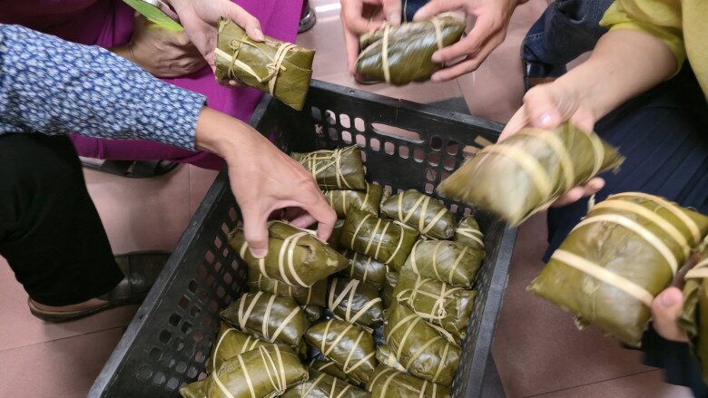 Xuân Bắc xúc động khi nhận quà là bánh kẹo dân dã nhưng đầy tình cảm.