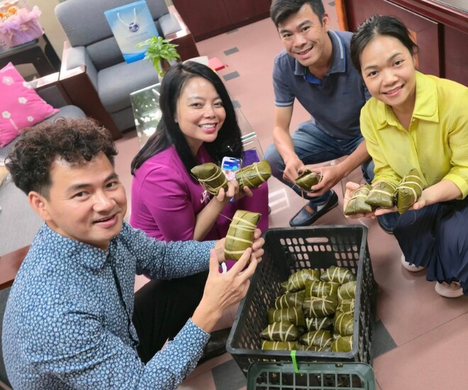 Xuân Bắc nhận quà chia tay của các đồng nghiệp.