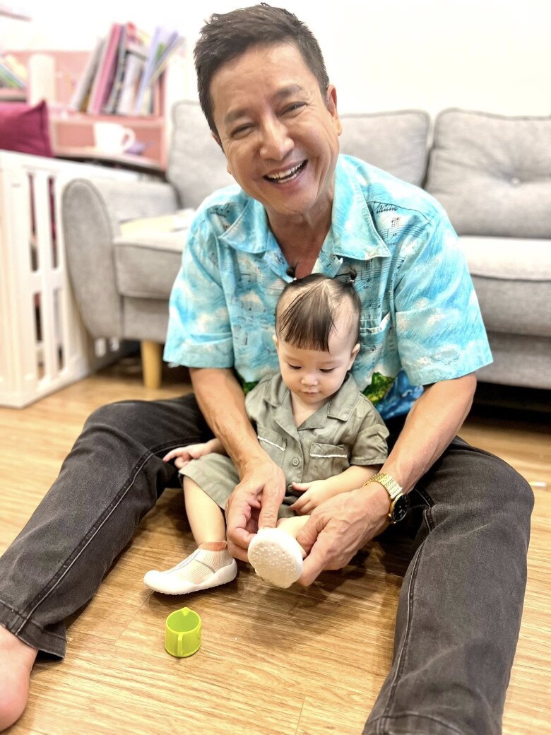 Nam nghệ sĩ tự đi tất cho cháu gái nhưng lại nhầm thành 2 chiếc khác nhau.