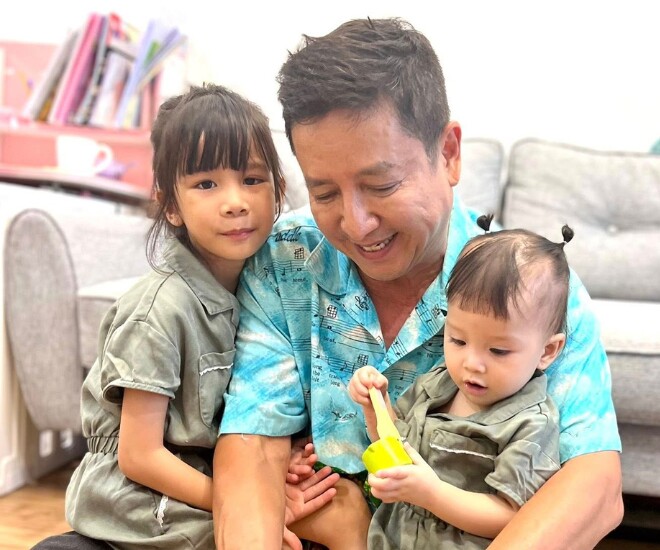 Hình ảnh Chí Trung quấn quýt bên 2 cháu nội.