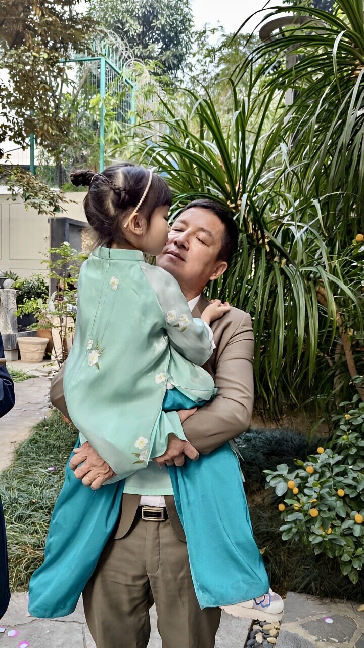 Khoảnh khắc Chí Trung bế bồng bé Kun - con đầu lòng của Minh Trung.