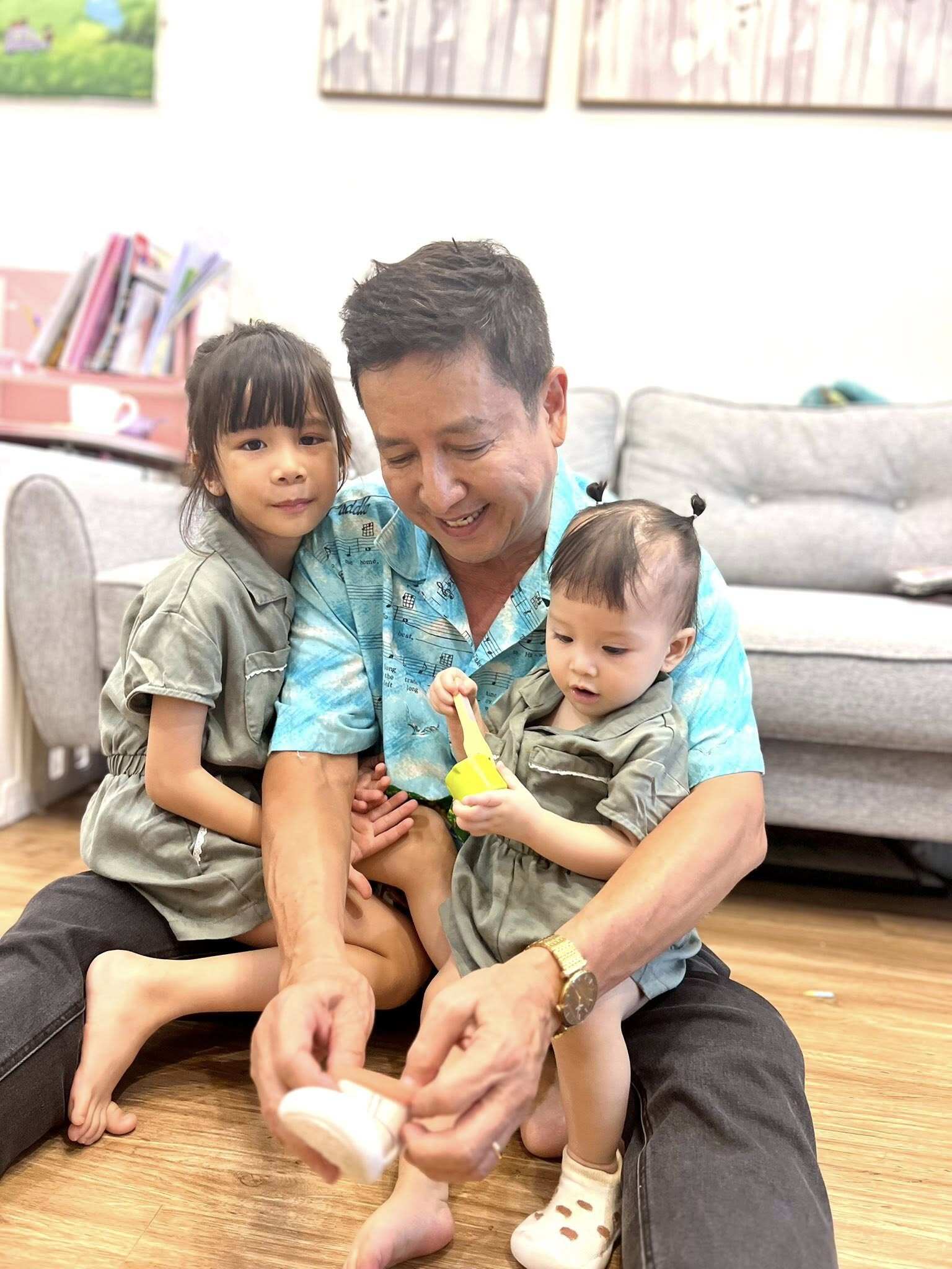 Chí Trung tận hưởng niềm vui bên con cháu.