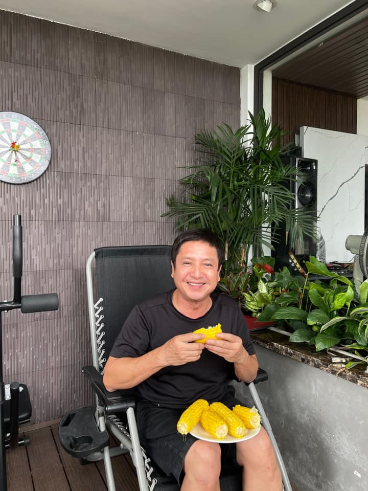 Hiện tại, nam nghệ sĩ có thu nhập chủ yếu từ lương hưu.