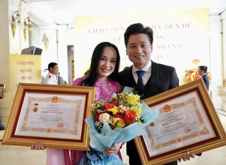 Nữ nsnd vừa nhậm chức giám đốc nhà hát chèo hà nội chồng cũng là giám đốc sinh 2 quý tử hưởng trọn gen bố mẹ - 5