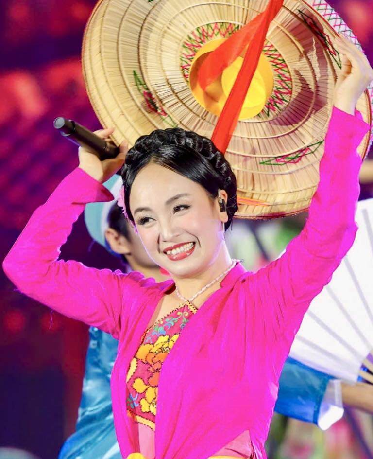 Nữ nsnd vừa nhậm chức giám đốc nhà hát chèo hà nội chồng cũng là giám đốc sinh 2 quý tử hưởng trọn gen bố mẹ - 3