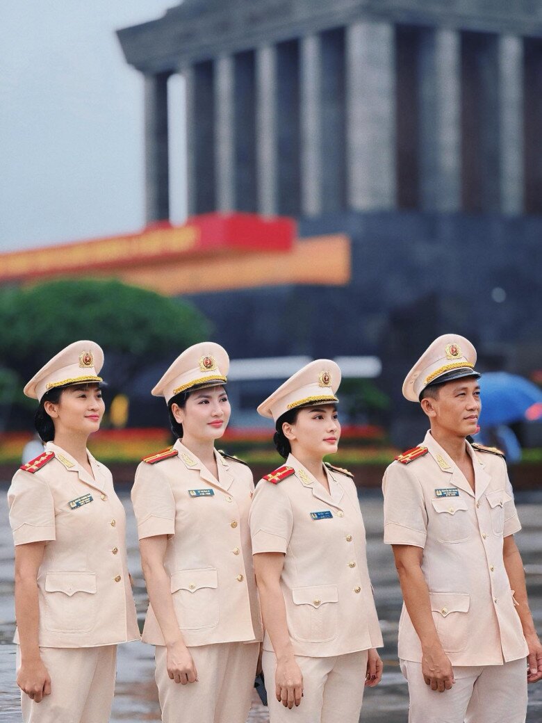 Người đẹp cùng các chiến sĩ công an góp mặt trong buổi Lễ báo công dâng Bác.