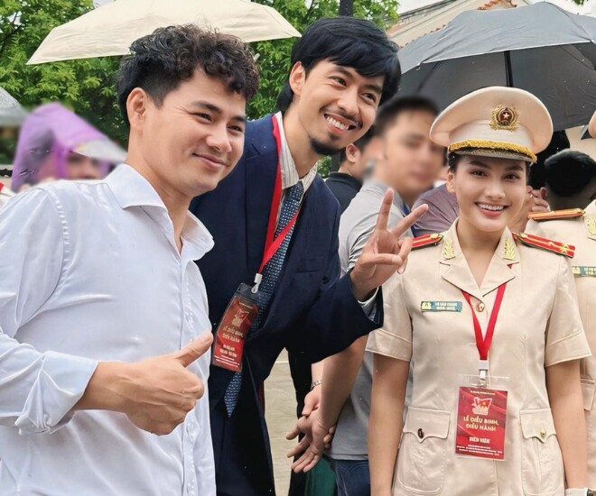 Bảo Thanh chụp ảnh kỷ niệm cùng NSND Xuân Bắc và rapper Đen Vâu.