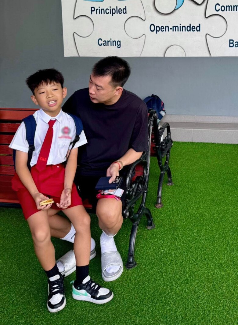 Khoảnh khắc Trí Rùa - ông xã Ốc Thanh Vân quấn quýt bên con trai út.