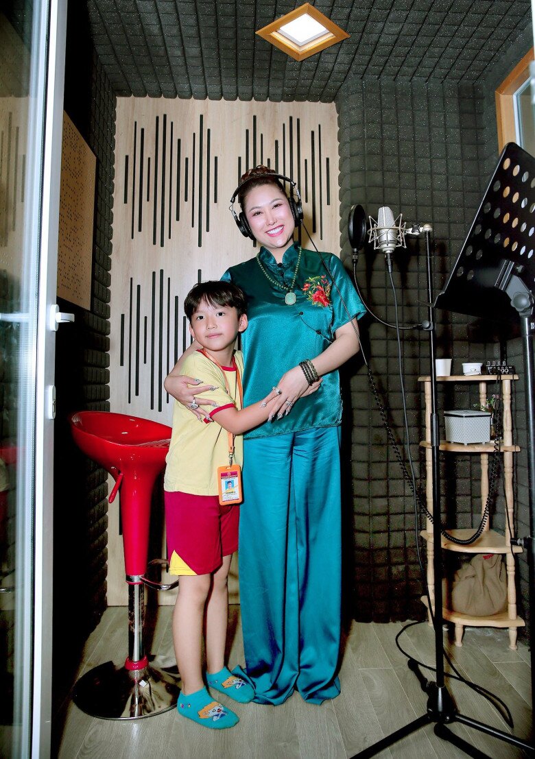 Trước đó, Phi Thanh Vân trải qua nhiều sóng gió hôn nhân, 8 năm làm mẹ đơn thân.
