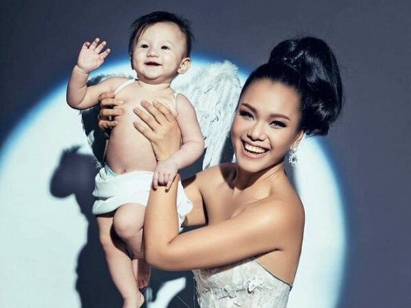 Sau khi kết hôn với anh Sean Trace (quốc tịch Mỹ) vào năm 2015, ca sĩ Phương Vy có hôn nhân hạnh phúc. Cô hạ sinh con gái đầu lòng vào năm 2016, đặt tên là Ailani. 