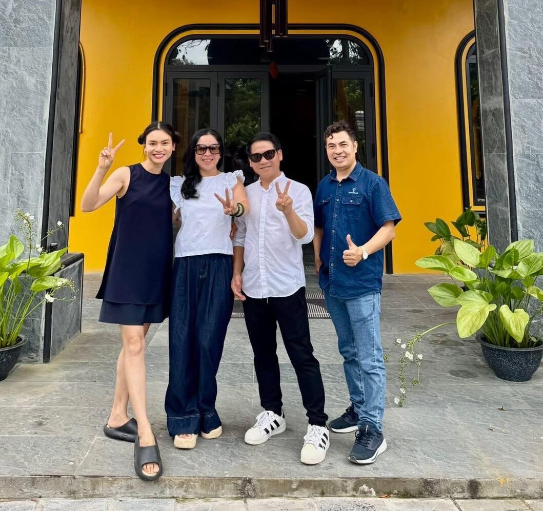 Vợ chồng Phạm Phương Thảo tụ họp với vợ chồng ca sĩ Trọng Tấn hồi tháng 6/2025 vừa qua.