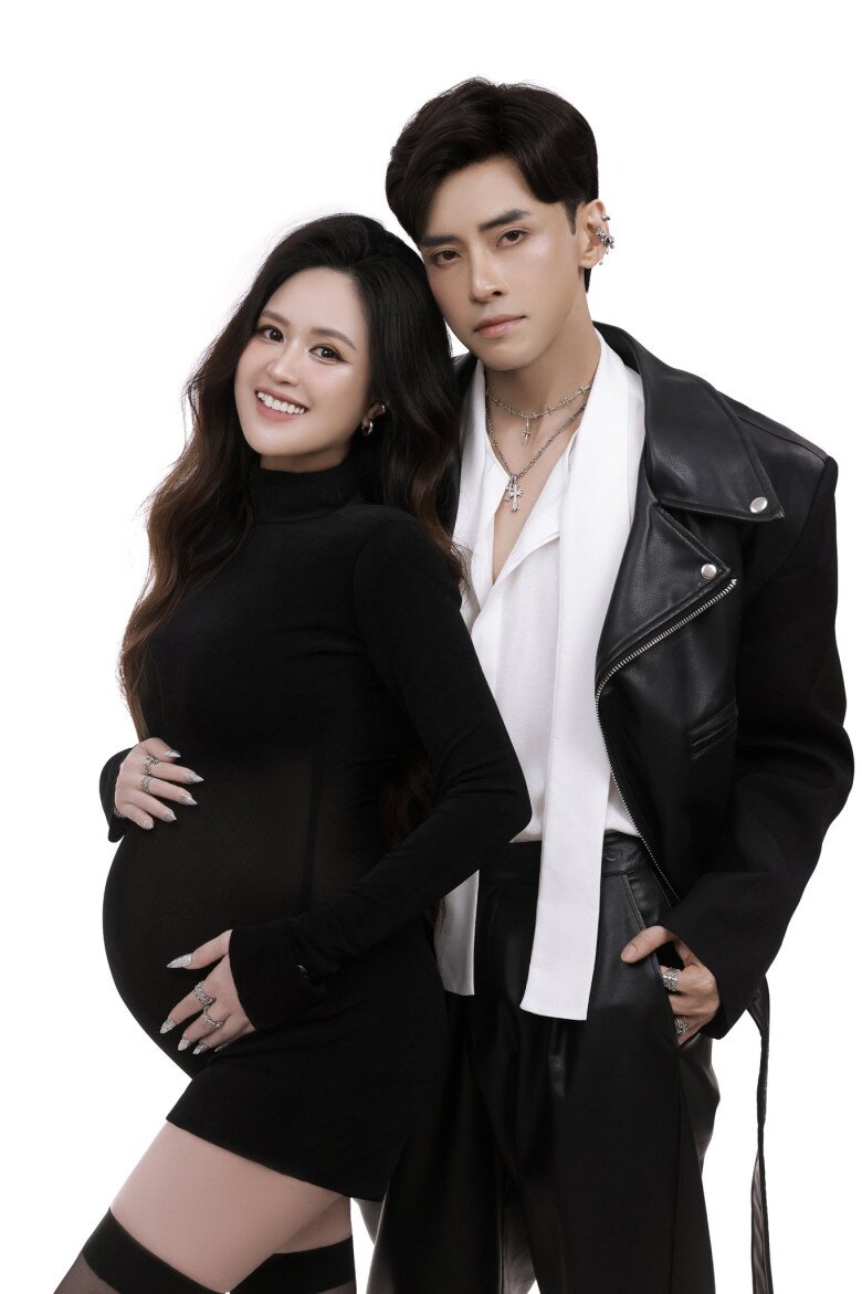 Phương Hằng chụp ảnh kỷ niệm những tháng cuối thai kỳ.