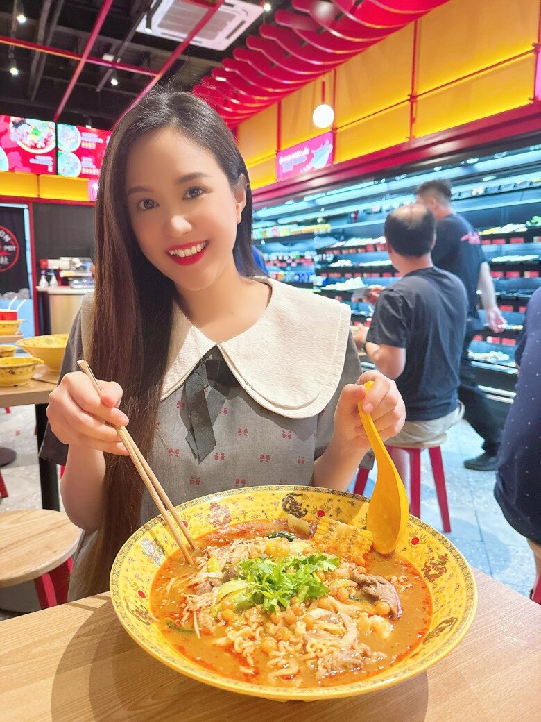 Mẹ bầu 35 tuổi được khen tươi tắn, nhiều năng lượng.