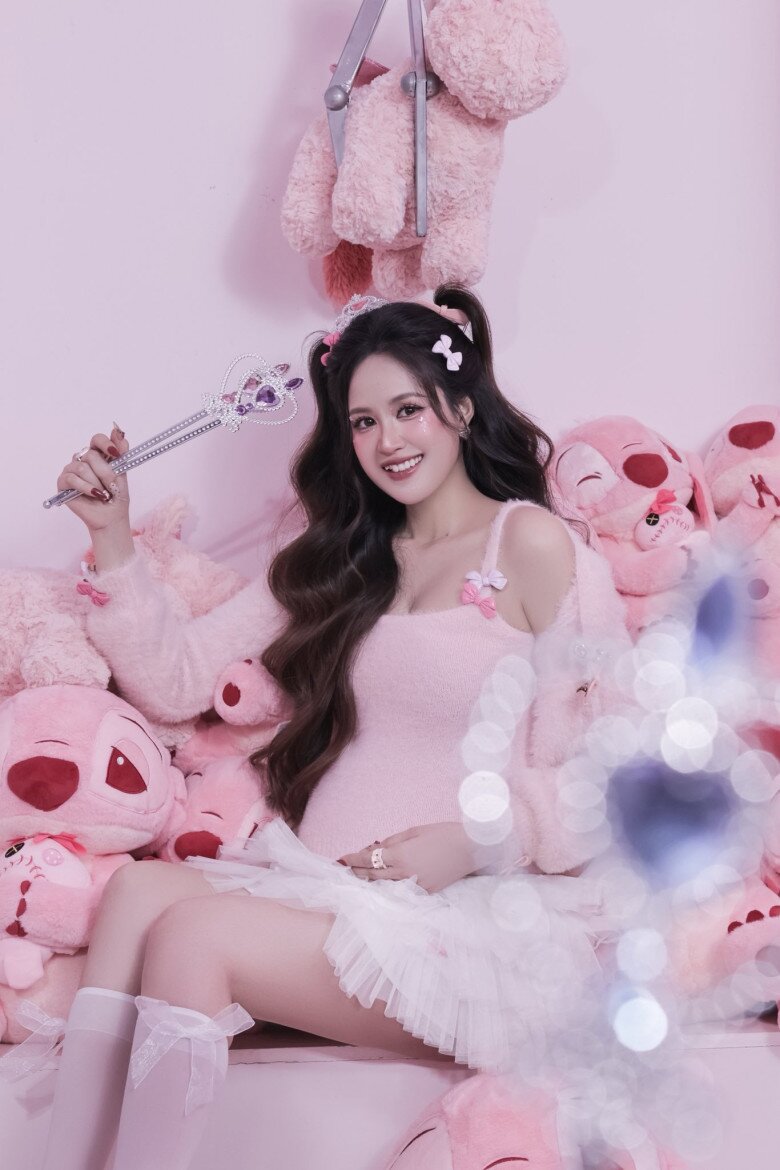 Phương Hằng chụp ảnh khoe bụng bầu.