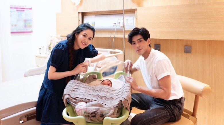 Cặp đôi hạnh phúc khi lên chức bố mẹ.