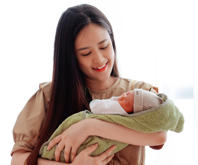 Diễn viên Phương Hằng hạ sinh con gái đầu lòng ở tuổi U40.