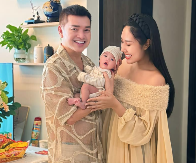 Quang Minh và Tăng Khánh Chi đón con chung vào tháng 11/2024.