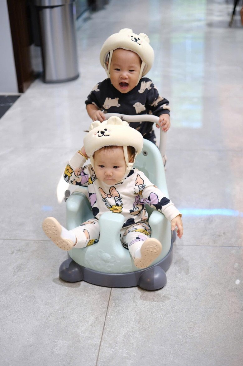 Cậu bé ra dáng anh trai, biết chăm sóc em gái.