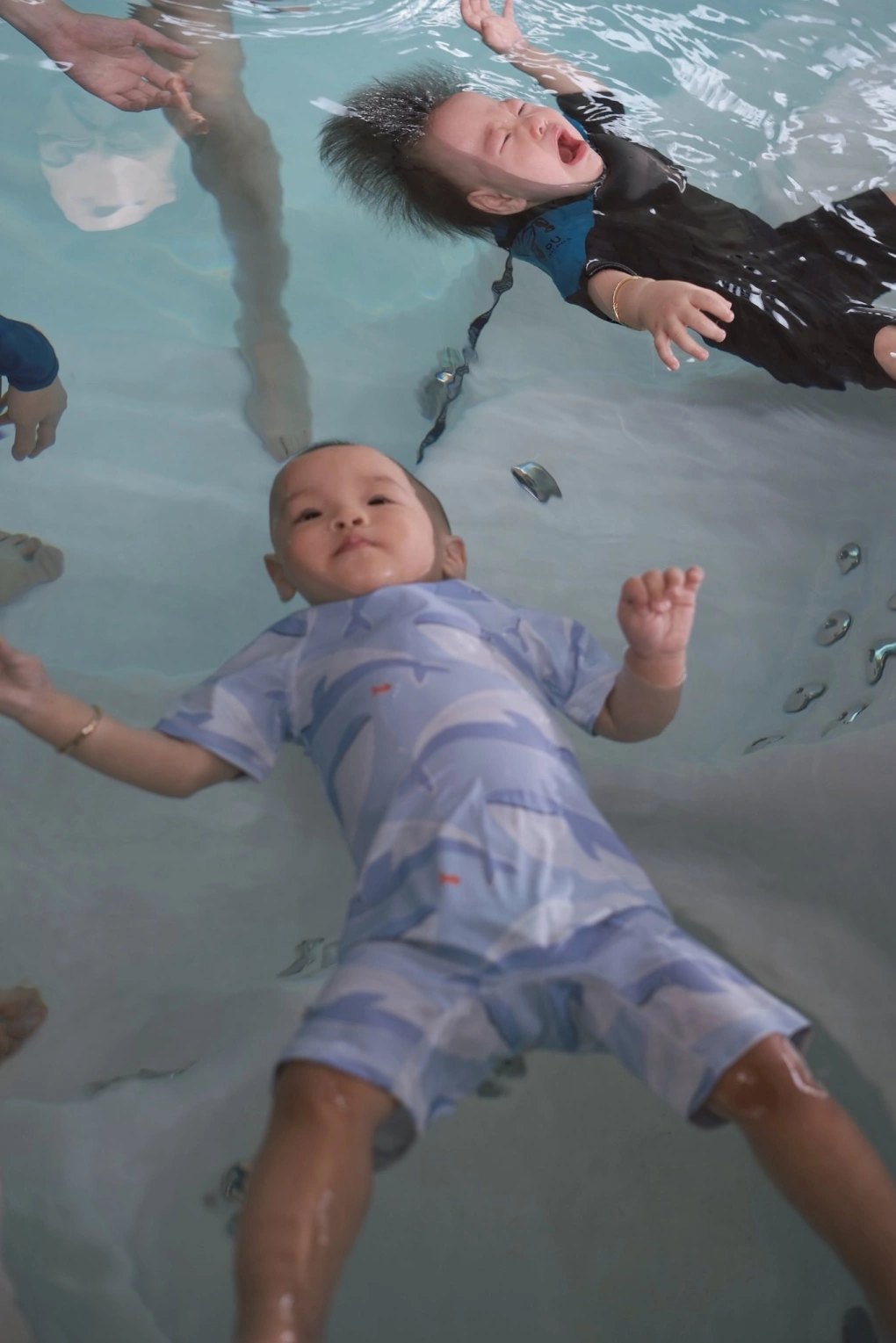 So với em gái, bé Jimmy điềm tĩnh, được khen là truyền nhân của bố cá mập.