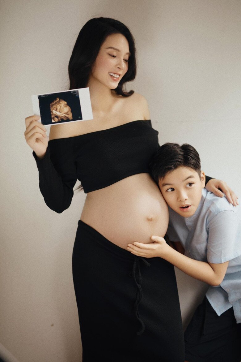 Bé Gấu - con đầu lòng của Quỳnh Lương háo hức khi mẹ sinh thêm em.