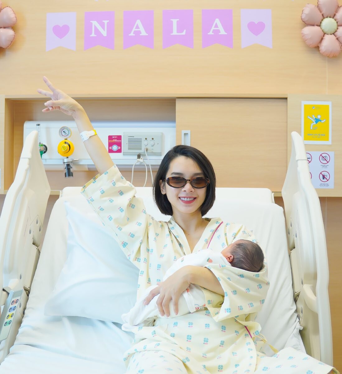 Nữ diễn viên được khen trông tươi tắn hậu sinh nở.