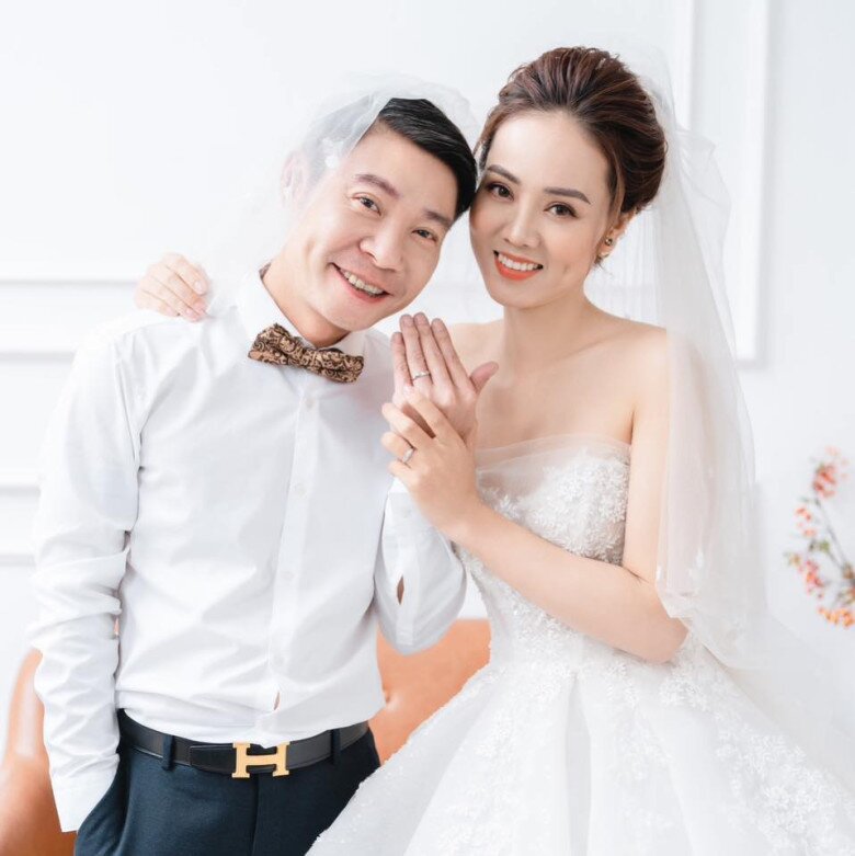 Vợ Công Lý làm rõ tin đồn từng có một đời chồng.