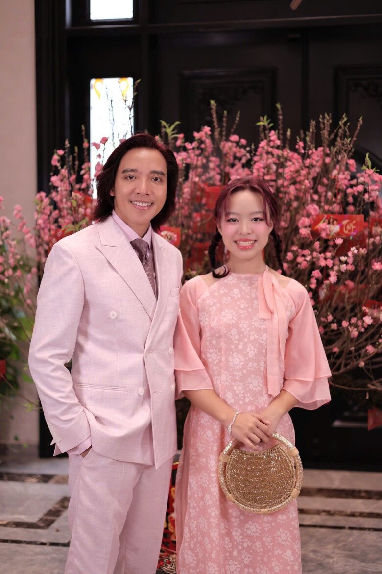 Elyza Phương Vy có ngoại hình giống hệt bố.