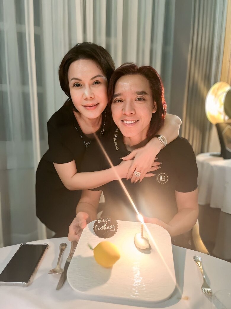 Gần 20 năm đồng hành, vợ chồng Việt Hương có hôn nhân hạnh phúc.
