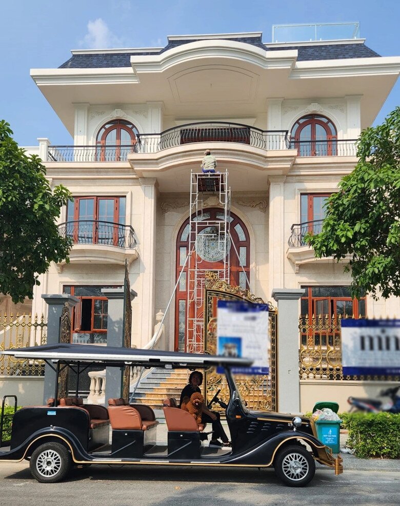 Nhạc sĩ Hoài Phương tặng vợ căn biệt thự có giá khoảng 300 tỷ đồng.