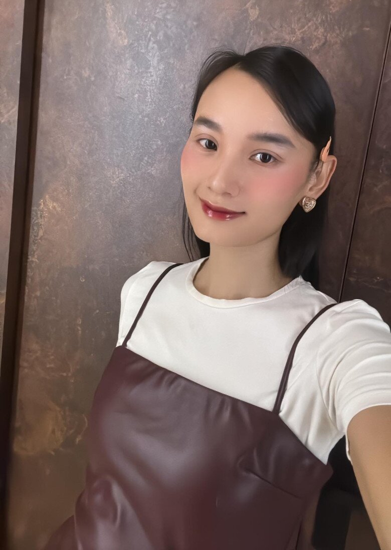 Người mẫu Lê Thúy thấy biết ơn khi nhìn lại năm số 9: Hôm nay ngày 9/9, bản thân số cá nhân số 9, cảm ơn năm qua đã sống đúng với bản thân, với các mối quan hệ đều hết lòng hết dạ, cảm ơn vì đã sống tích cực hơn yêu bản thân nhiều hơn. Chúc cả nhà một đời an yên và bước vào năm số 1 sẽ gặp nhiều may mắn và hạnh phúc.