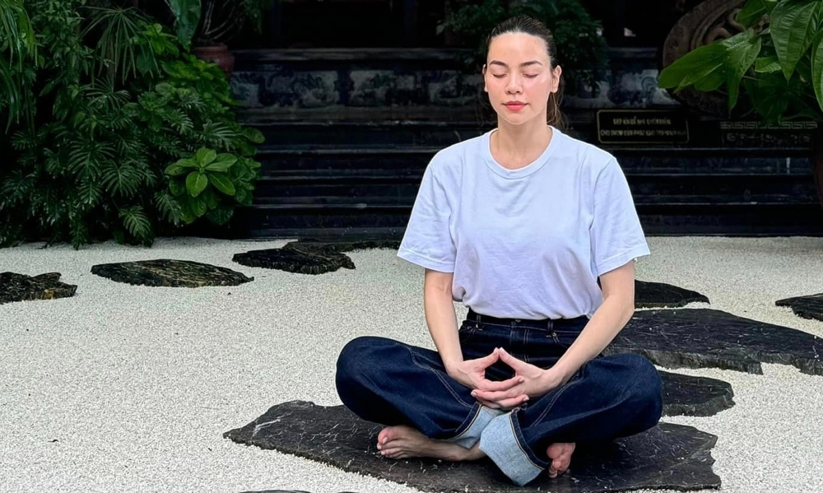 Ca sĩ Hồ Ngọc Hà có bài viết cầu nguyện nhân dịp kết thúc năm số 9. Cô nhắn nhủ: Gửi tình yêu thương đến với tất cả, nguyện cho hành trình mới của chúng ta thật trọn vẹn và bình an. Xin vũ trụ khẽ gõ nhẹ và luôn che chở chúng con. Nguyện cho những ai hữu duyên nhìn thấy, hãy cùng nhắm mắt hít thở sâu và cầu bình an đến mình và mọi người.