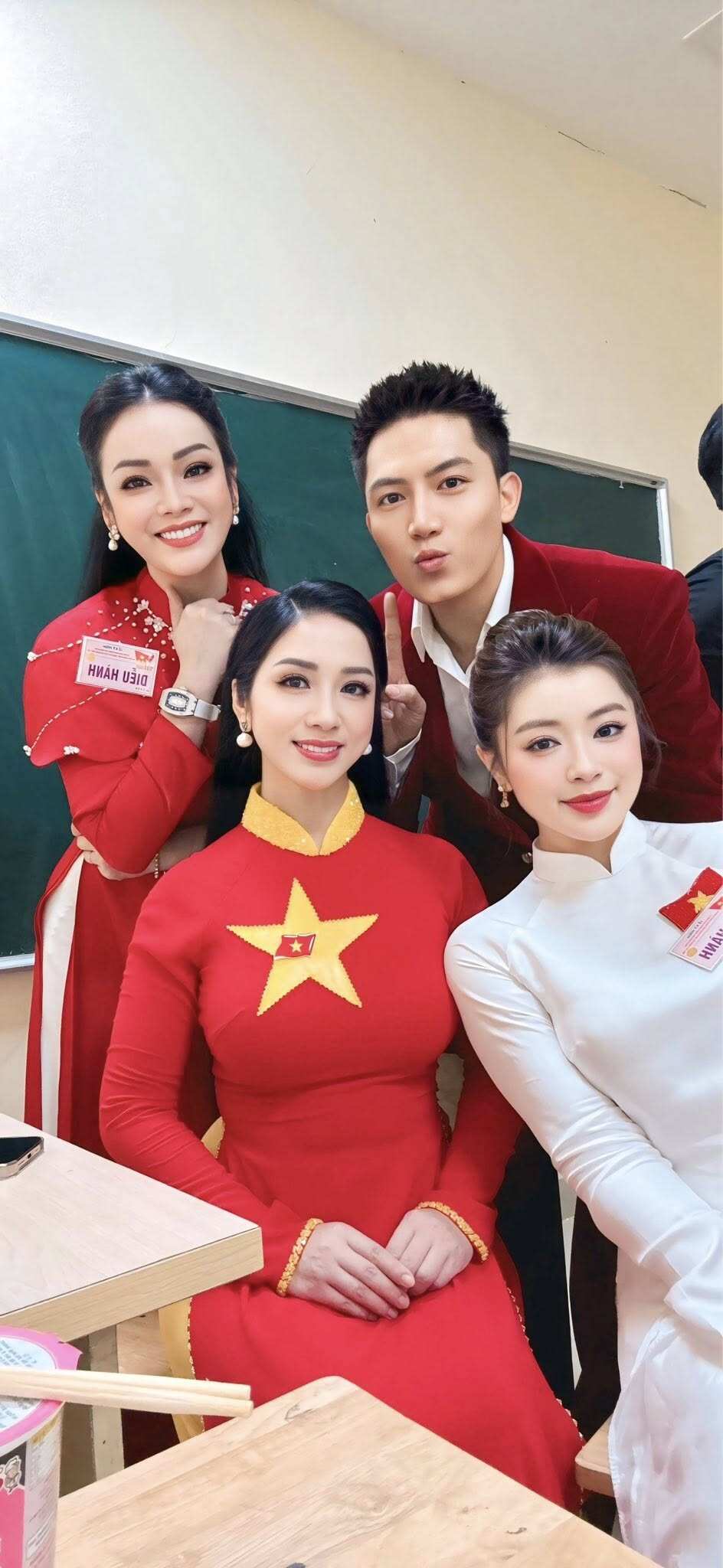 Sao việt trong ngày tổng duyệt a80 shark bình đu concert quốc gia cùng phương oanh hòa minzy tháo giày 20cm để diễu hành - 11