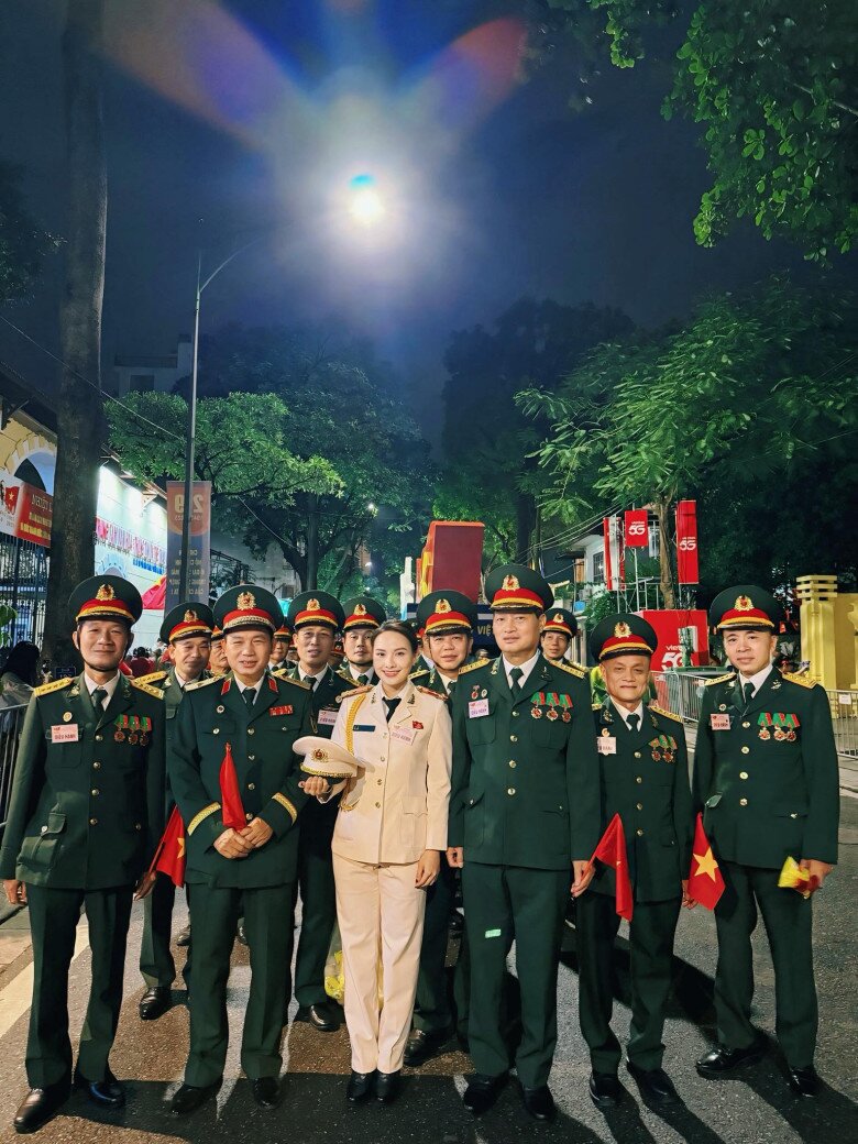 Sao việt trong ngày tổng duyệt a80 shark bình đu concert quốc gia cùng phương oanh hòa minzy tháo giày 20cm để diễu hành - 7