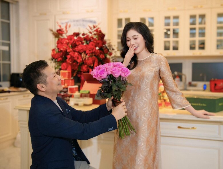 Shark hưng mùi mẫn ôm eo á hậu xinh đẹp kém 16 tuổi bị tố là ông chồng hay soi cằn nhằn vợ - 3