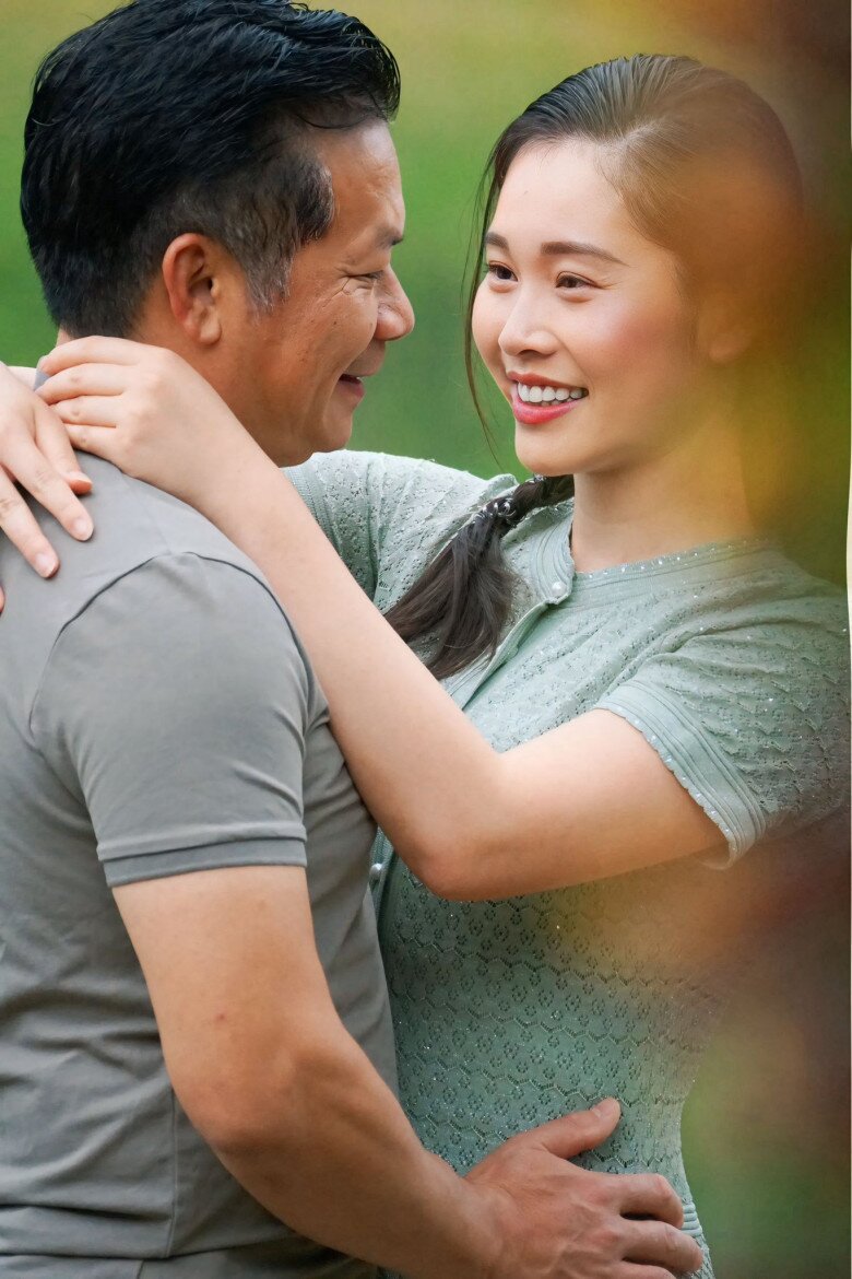 Shark hưng mùi mẫn ôm eo á hậu xinh đẹp kém 16 tuổi bị tố là ông chồng hay soi cằn nhằn vợ - 2