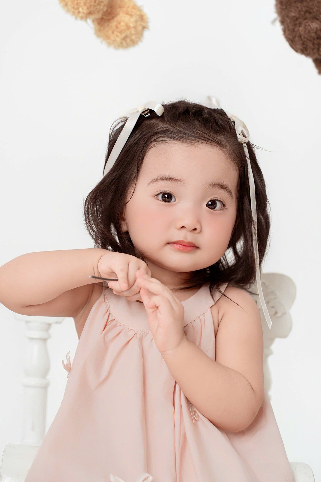 Bé Lisa nhà Khánh Thi được khen xinh như búp bê.