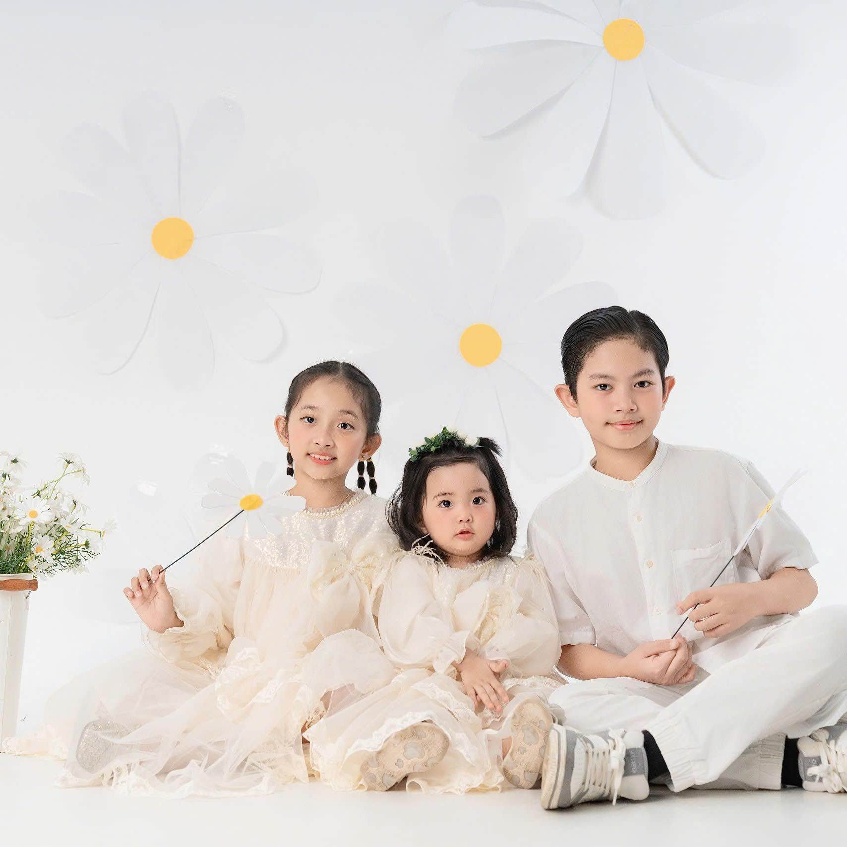 Phan Hiển - Khánh Thi được khen khéo sinh vì có 3 con xinh xắn.